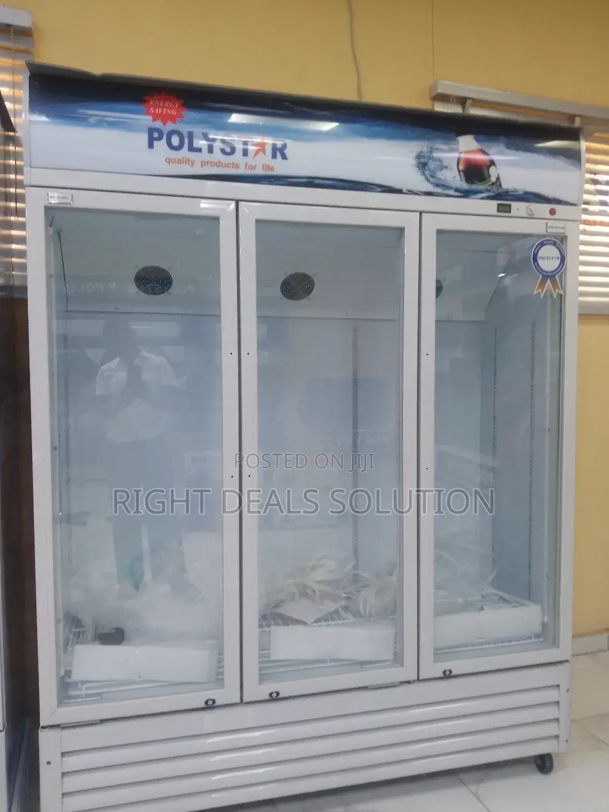 Reach-in Showcase Refrigerator With Automatic Defrost