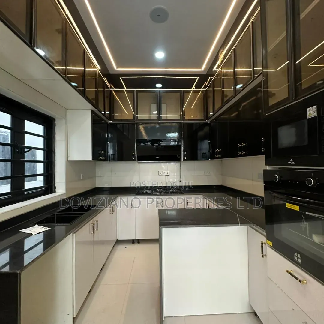 4bdrm Duplex in Ikota for sale