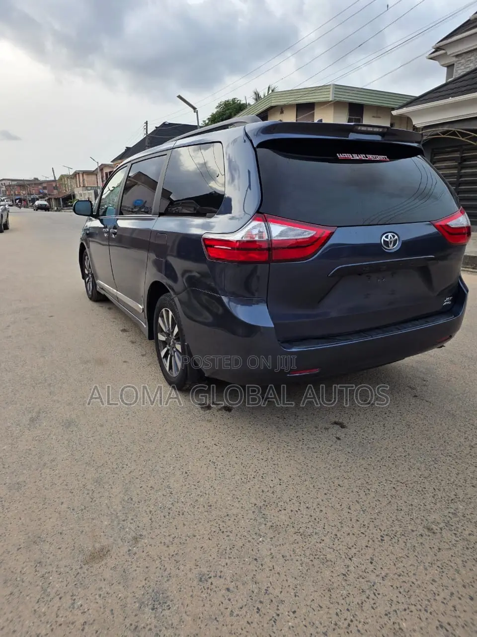 Toyota Sienna XLE (3.5L 6cyl 8A) 2018 Blue
