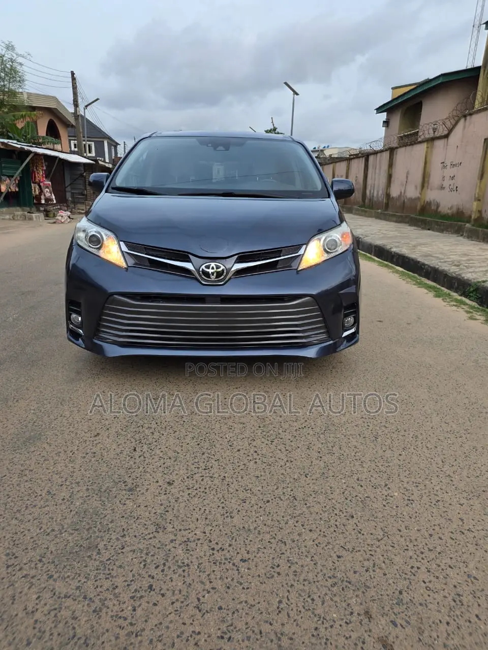 Toyota Sienna XLE (3.5L 6cyl 8A) 2018 Blue