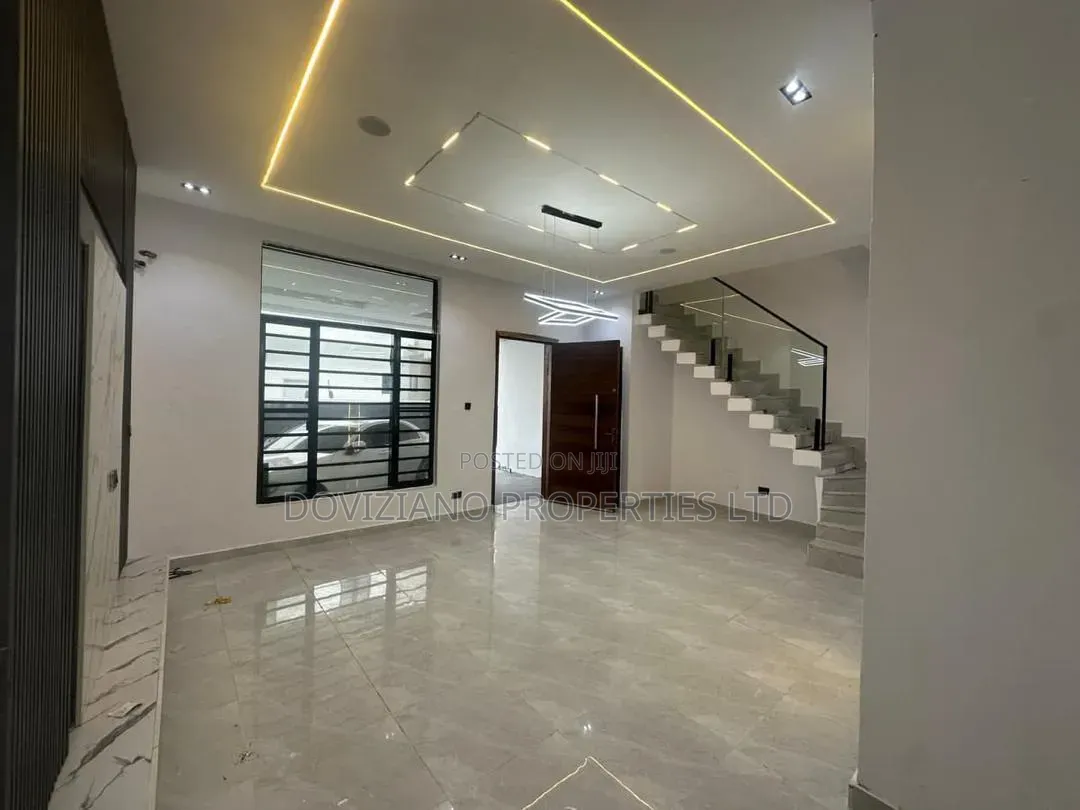 3bdrm Duplex in Ikota for sale