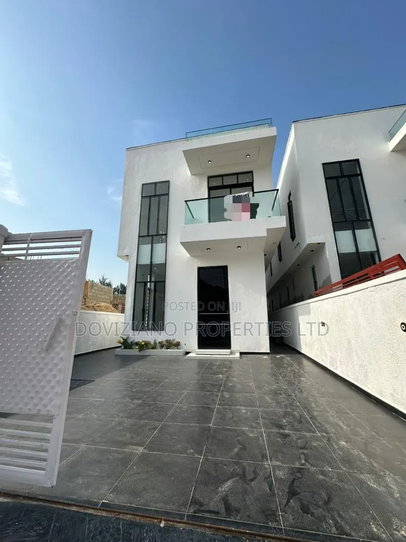 5bdrm Duplex in Ikota for sale
