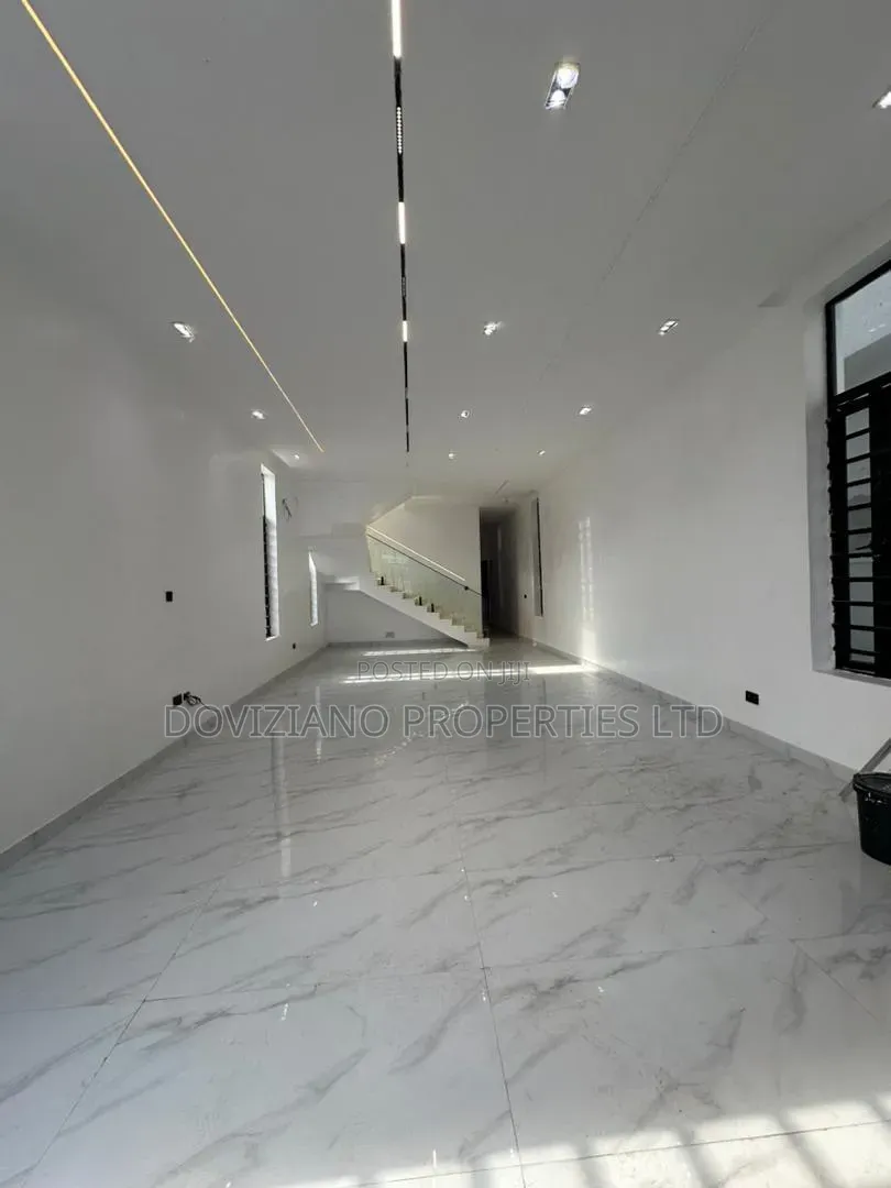 5bdrm Duplex in Ikota for sale