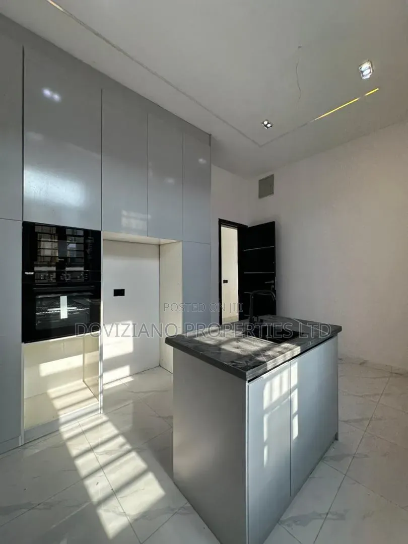 5bdrm Duplex in Ikota for sale