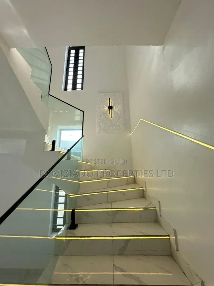5bdrm Duplex in Ikota for sale