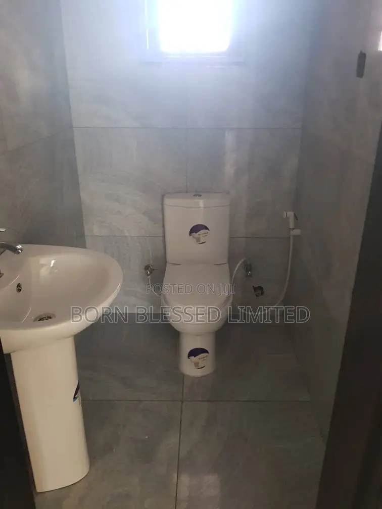3bdrm Block of Flats in New Road, Lekki Phase 2 for rent