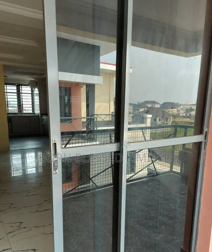 3bdrm Block of Flats in New Road, Lekki Phase 2 for rent