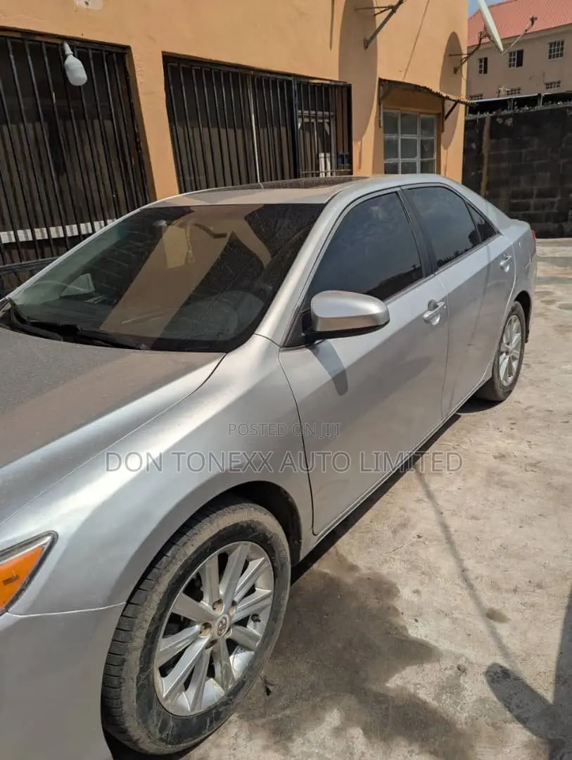 Toyota Camry XLE V6 4dr Sedan (3.5L 6cyl 6A) 2012 Silver
