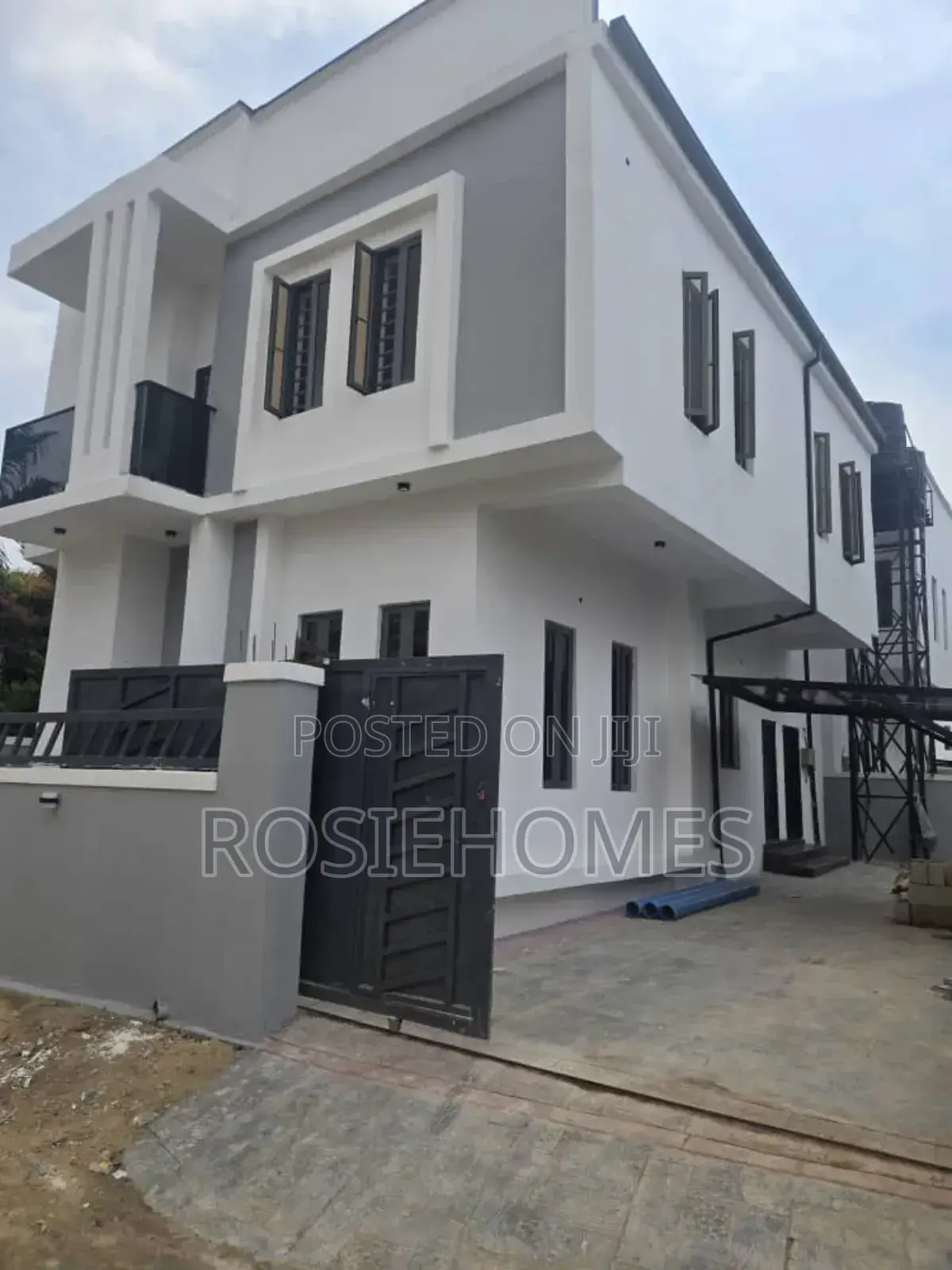 4bdrm Duplex in Garden Estate for sale