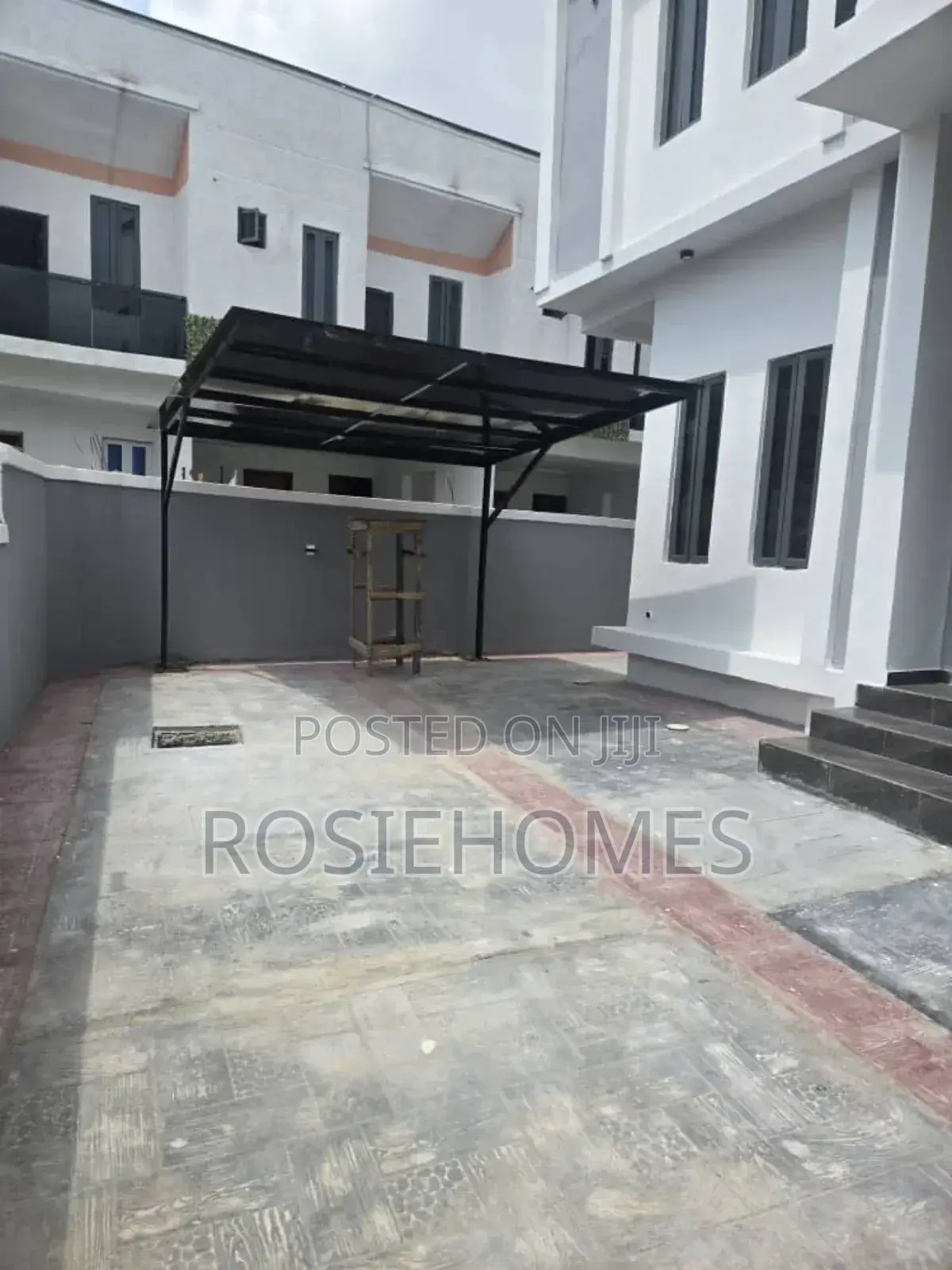 4bdrm Duplex in Garden Estate for sale