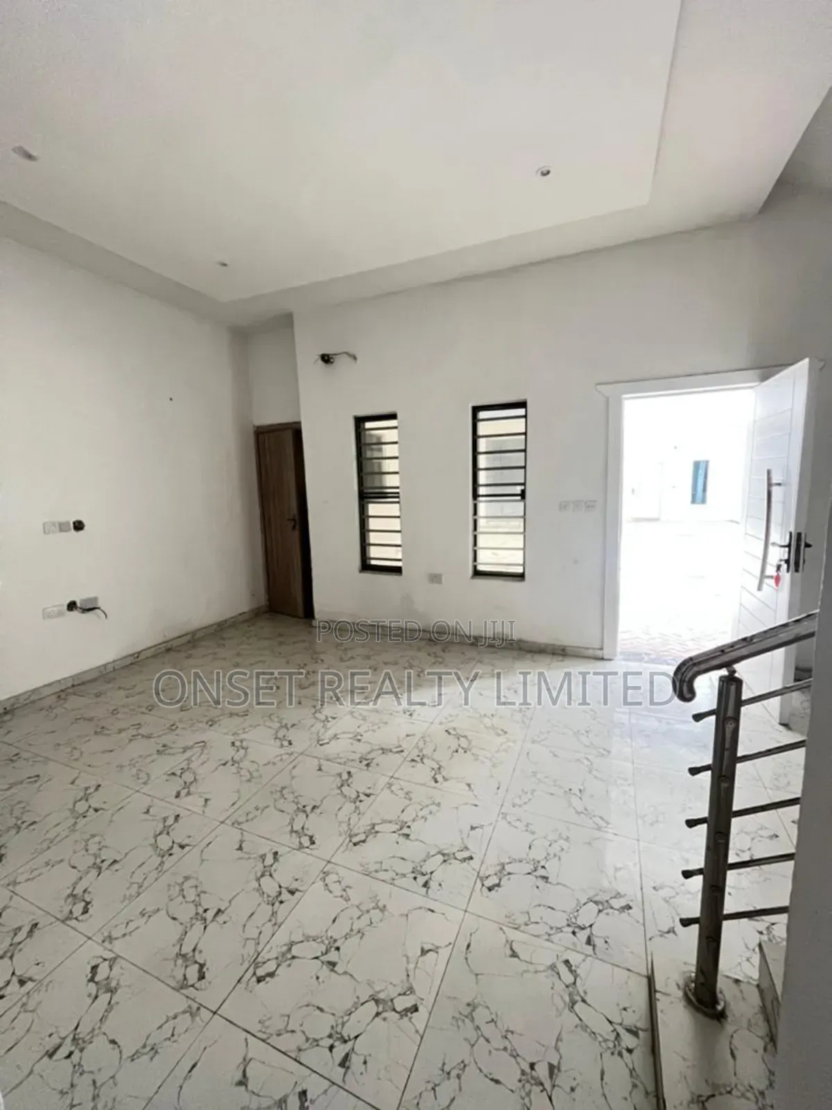 6bdrm Duplex in Chevron for sale