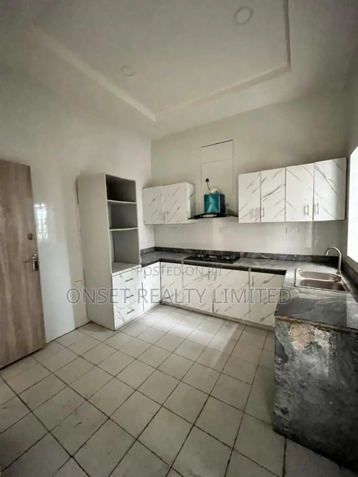 6bdrm Duplex in Chevron for sale