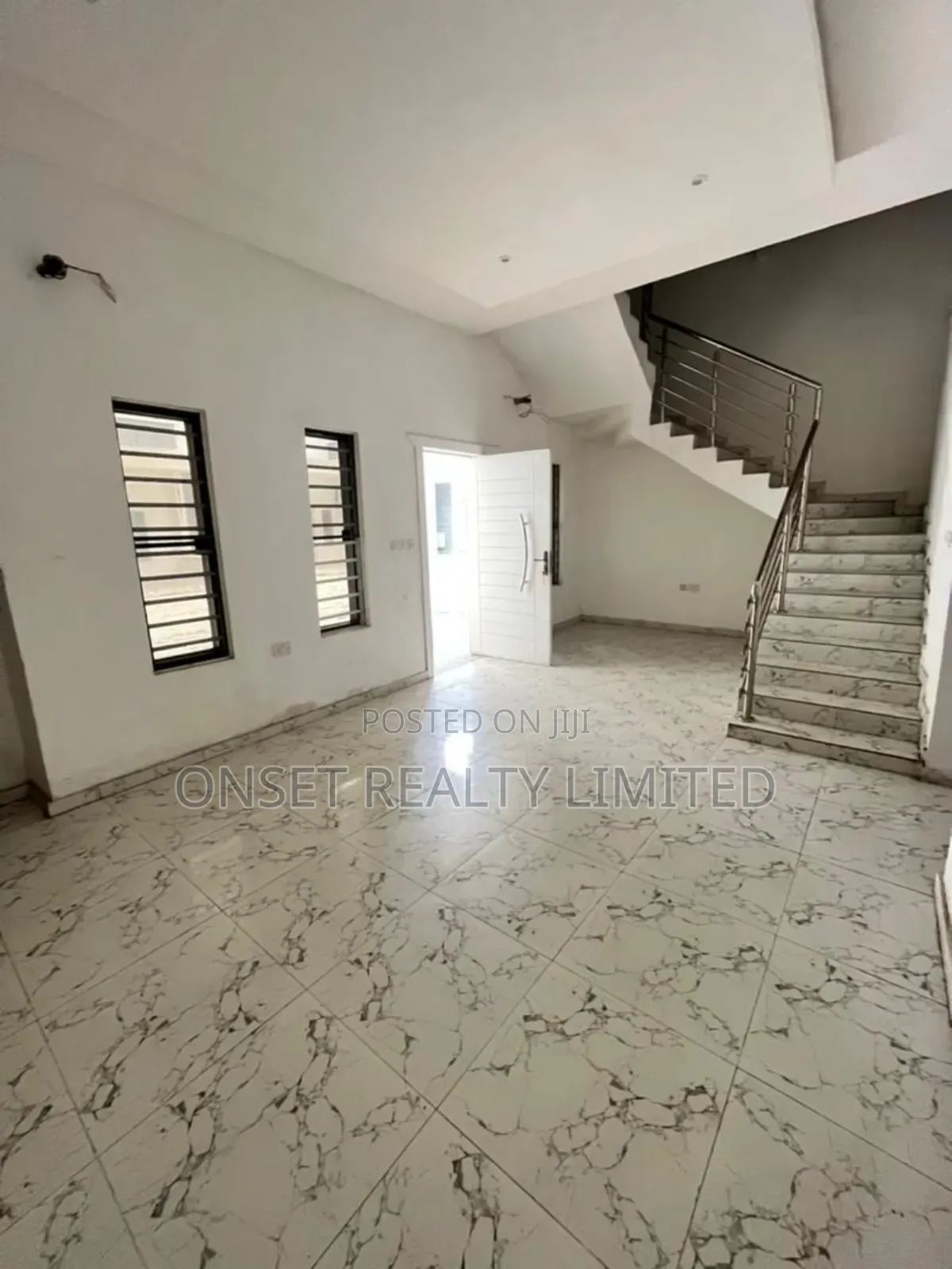 6bdrm Duplex in Chevron for sale