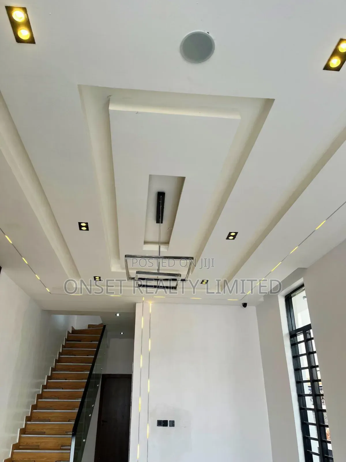 6bdrm Duplex in Chevron for sale