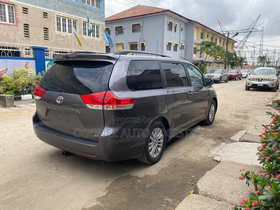 Toyota Sienna Limited AWD 7-Passenger 2013 Gray