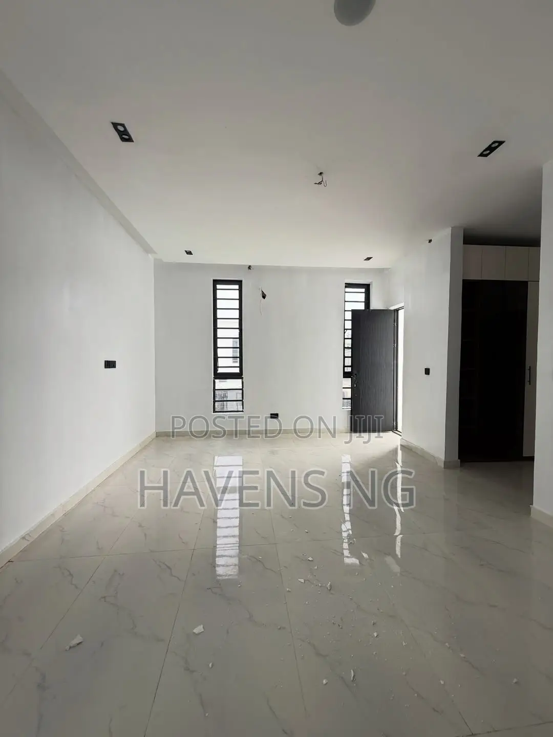 5bdrm Duplex in Ikota for sale