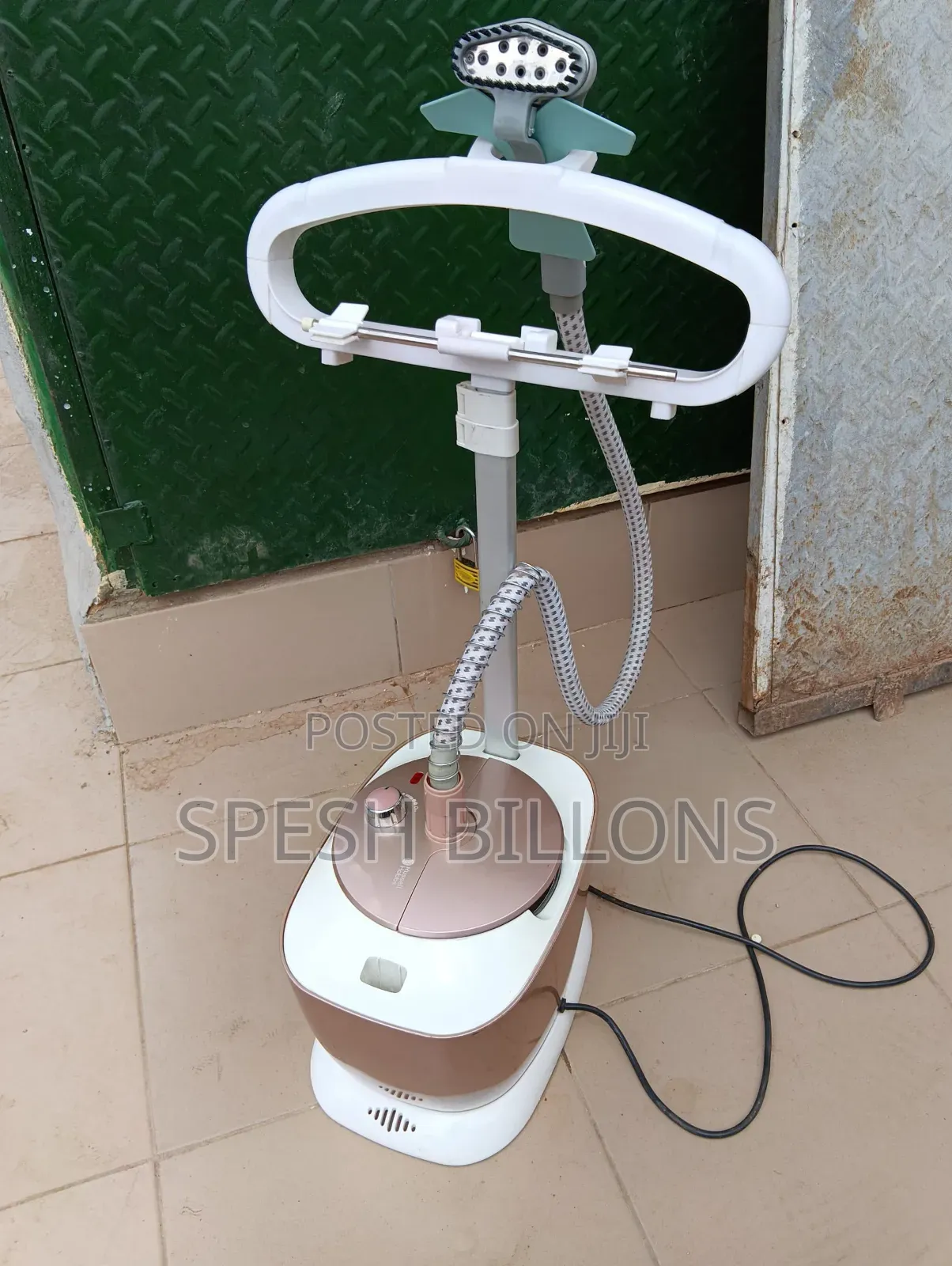 Powerful Industrial Garment Steamer, Irons Neatly With Less Efforts