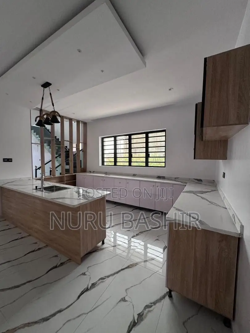 5bdrm Duplex in Lere Adigun Gra, Basorun for sale
