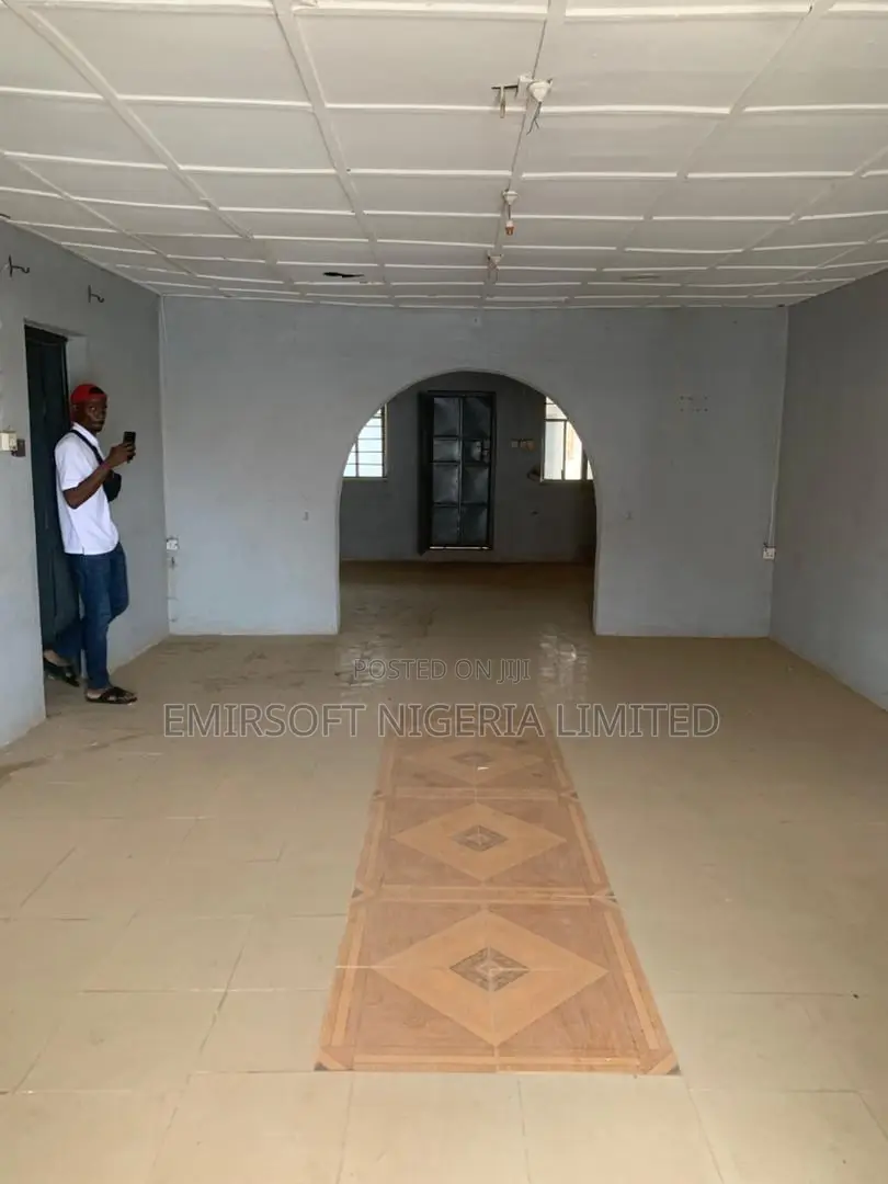 8bdrm Bungalow in Apata for sale