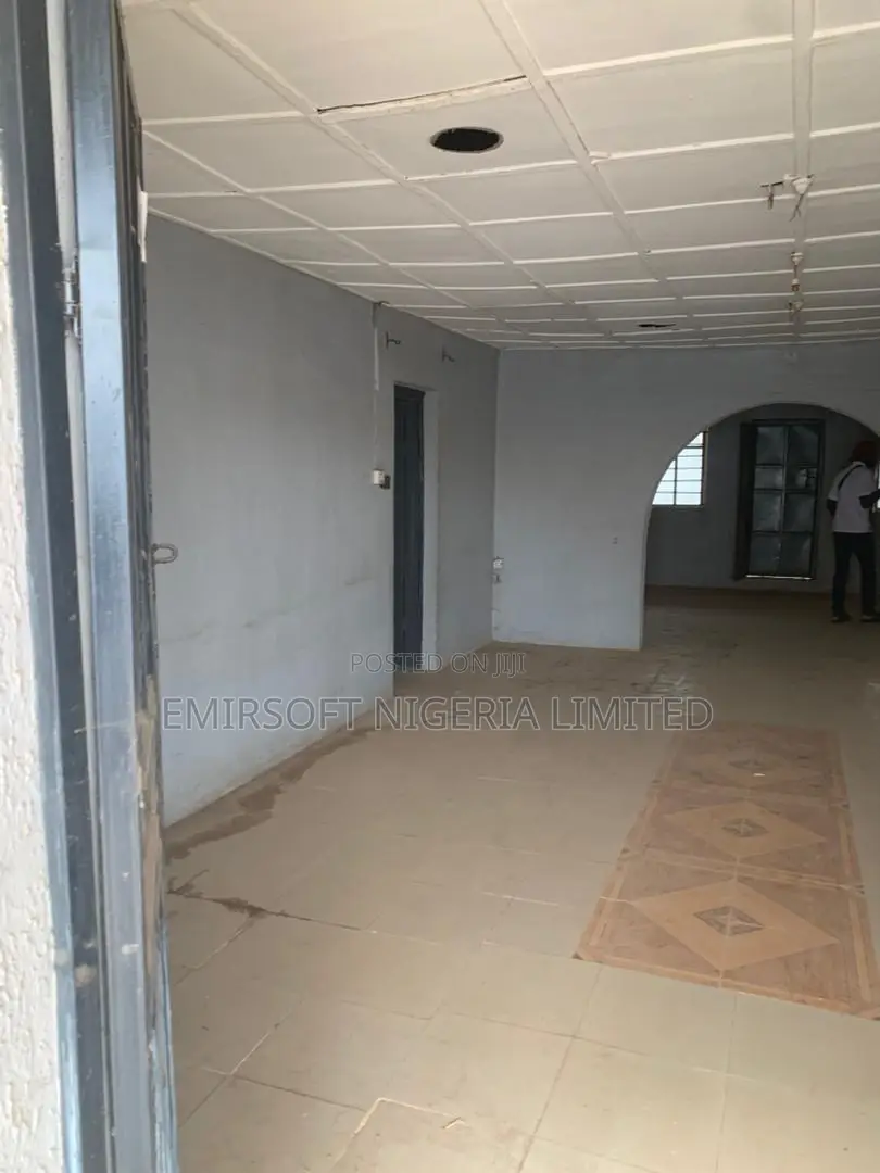 8bdrm Bungalow in Apata for sale