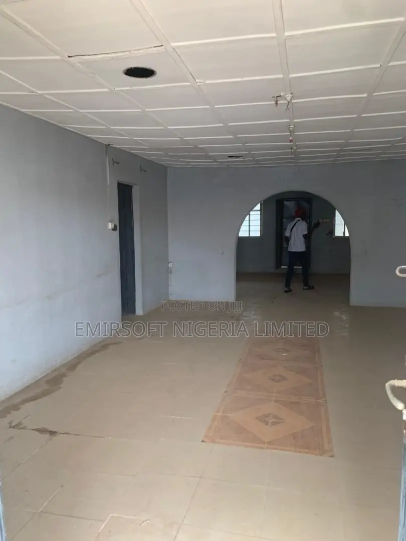 8bdrm Bungalow in Apata for sale