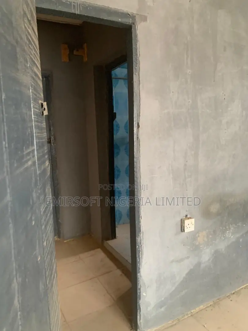 8bdrm Bungalow in Apata for sale