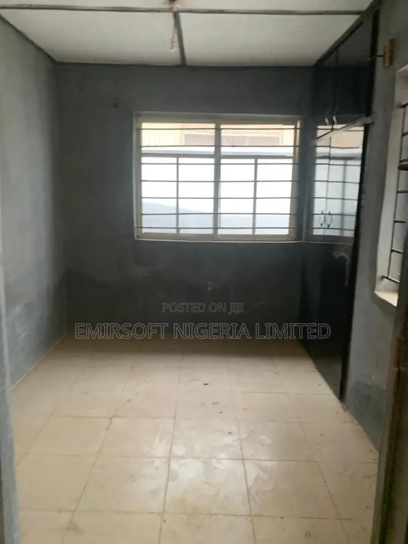 8bdrm Bungalow in Apata for sale