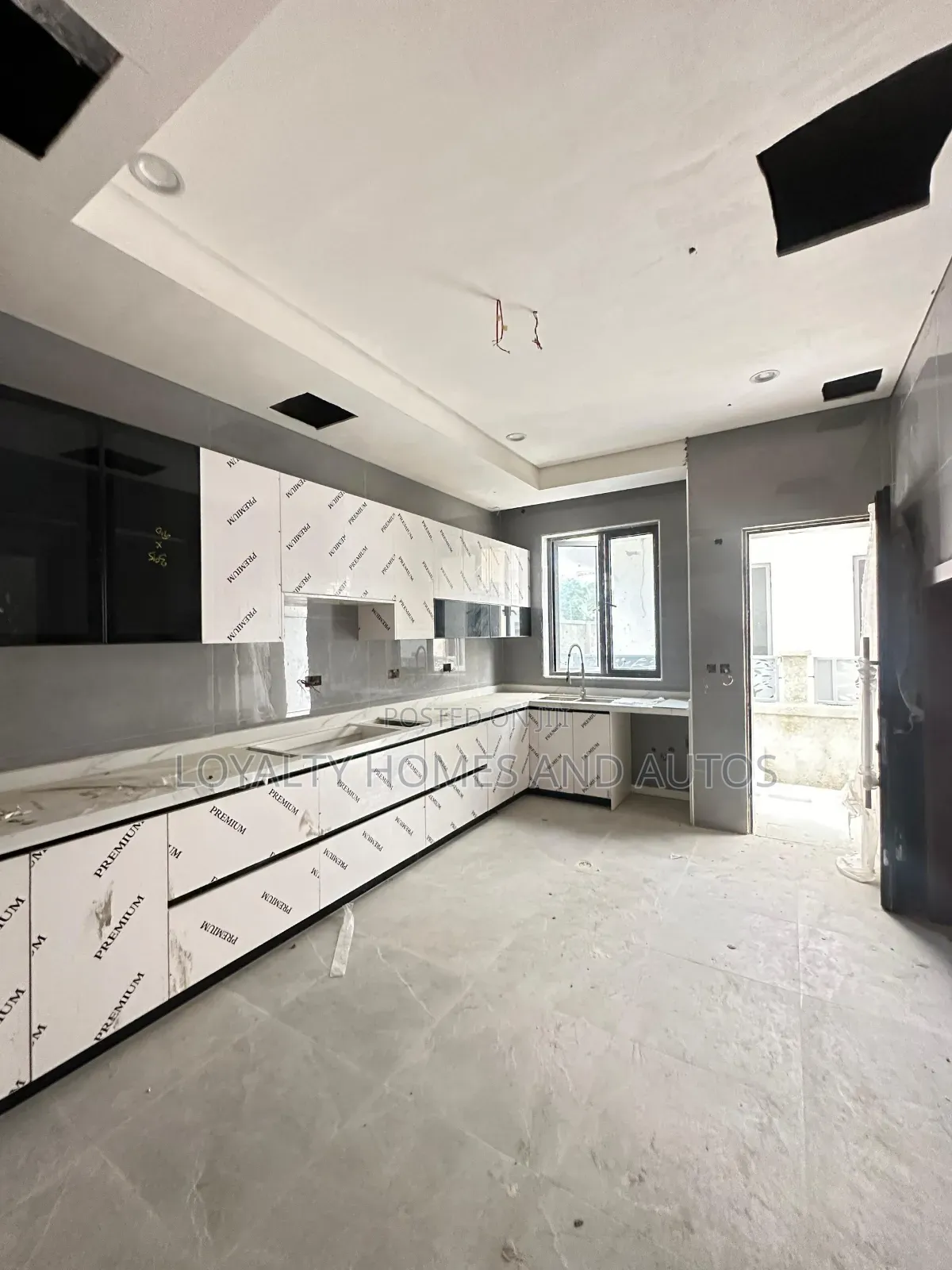 6bdrm Duplex in Bourdillon for sale