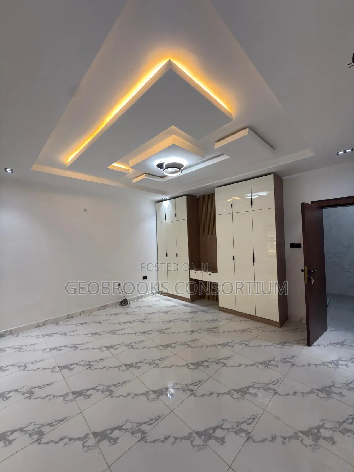 5bdrm Penthouse in Carlton Gate Estate., Akobo for sale