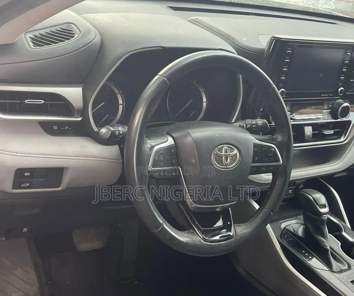 Toyota Highlander XLE FWD 2020 Gray