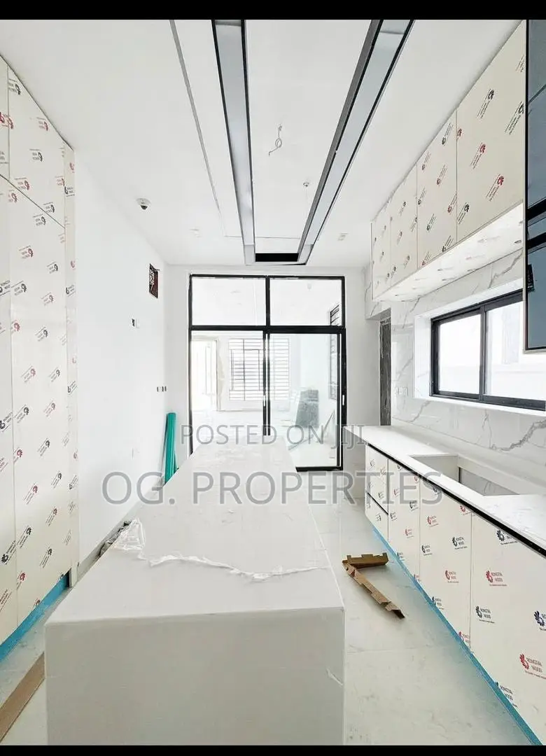4bdrm Duplex in Ikota for sale