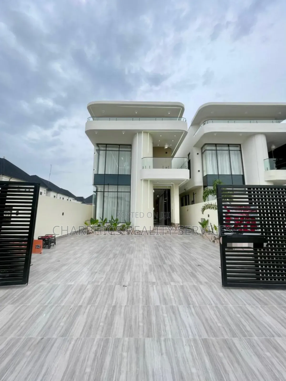 5bdrm Duplex in Lekki Phase 2 for sale