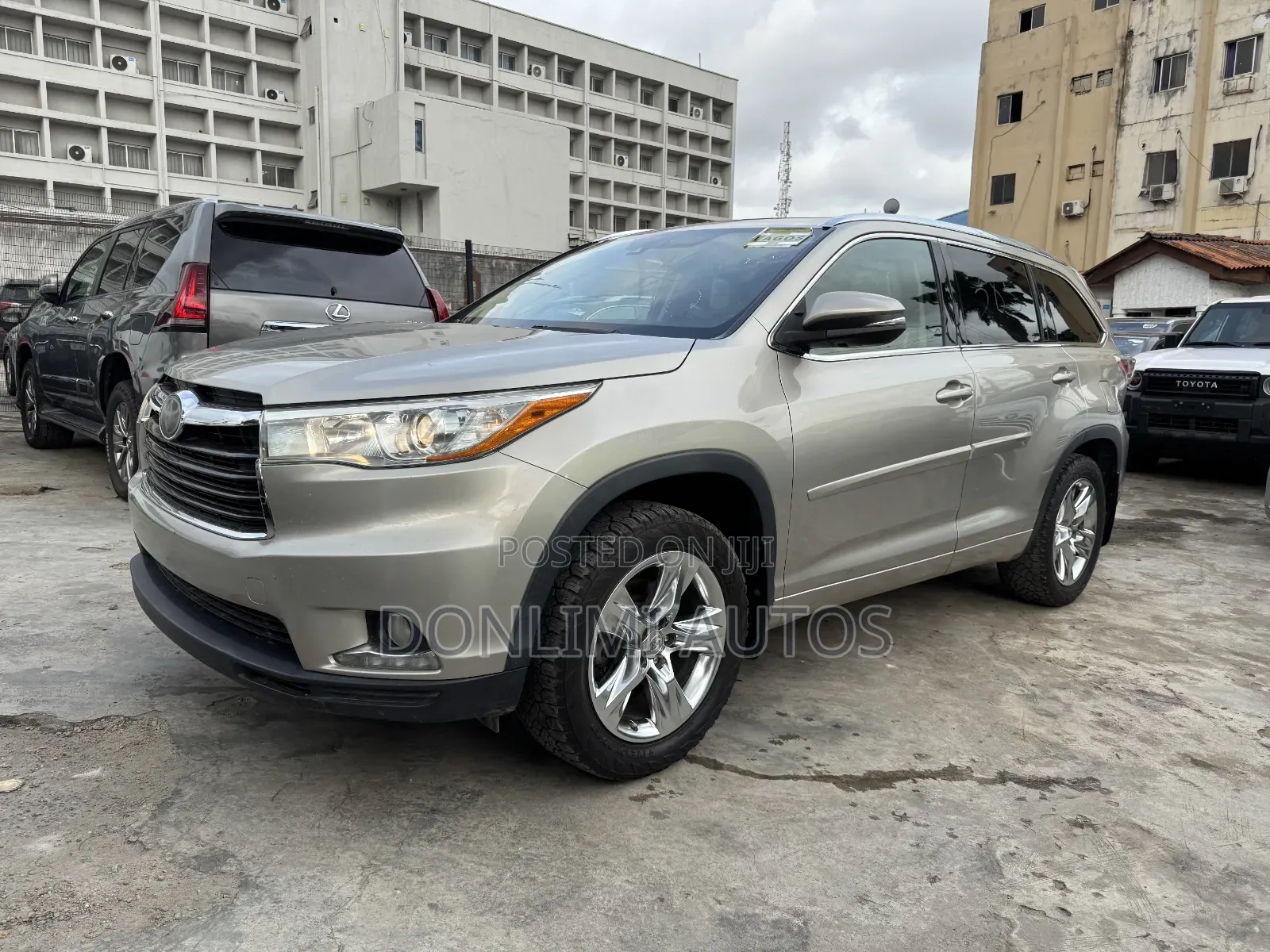 Toyota Highlander Limited Platinum 4dr SUV AWD (3.5L 6cyl 6A) 2015 Gold