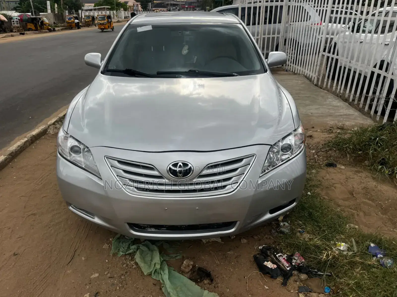Toyota Camry XLE V6 4dr Sedan (3.5L 6cyl 6AM) 2009 Silver