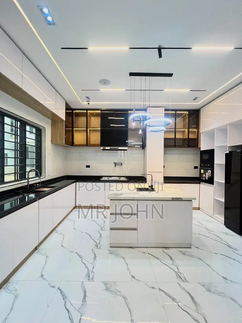 5bdrm House in De Man Pr, Lekki for sale