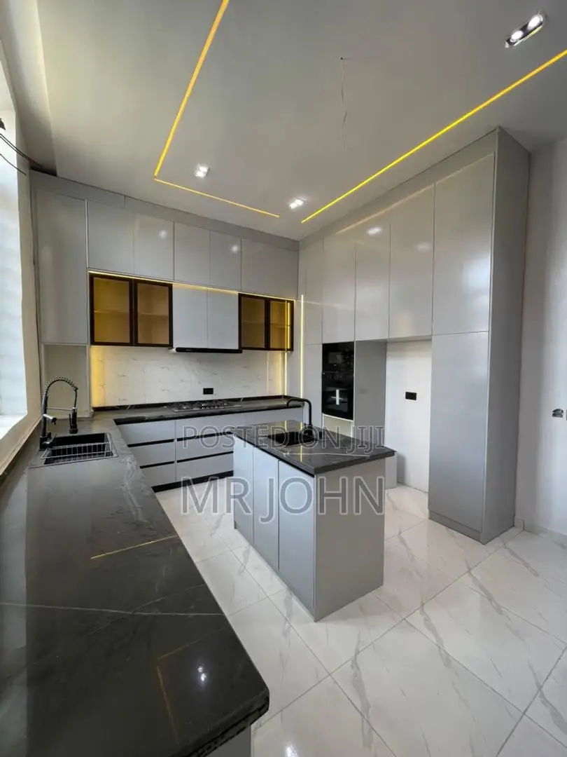 5bdrm House in De Man Pr, Lekki for sale