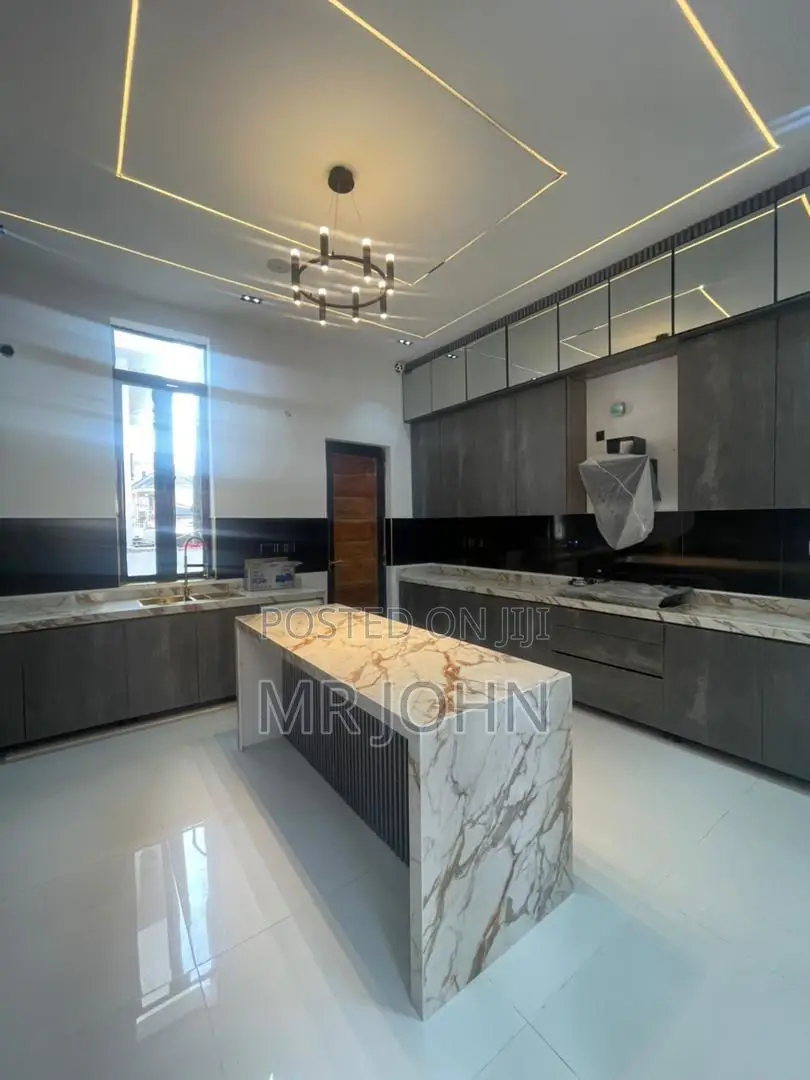 5bdrm House in De Man Pr, Lekki for sale