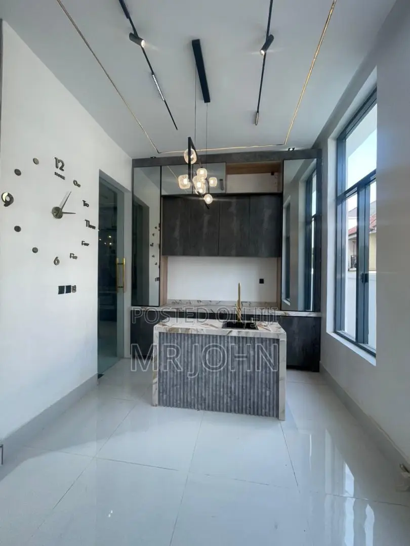 5bdrm House in De Man Pr, Lekki for sale