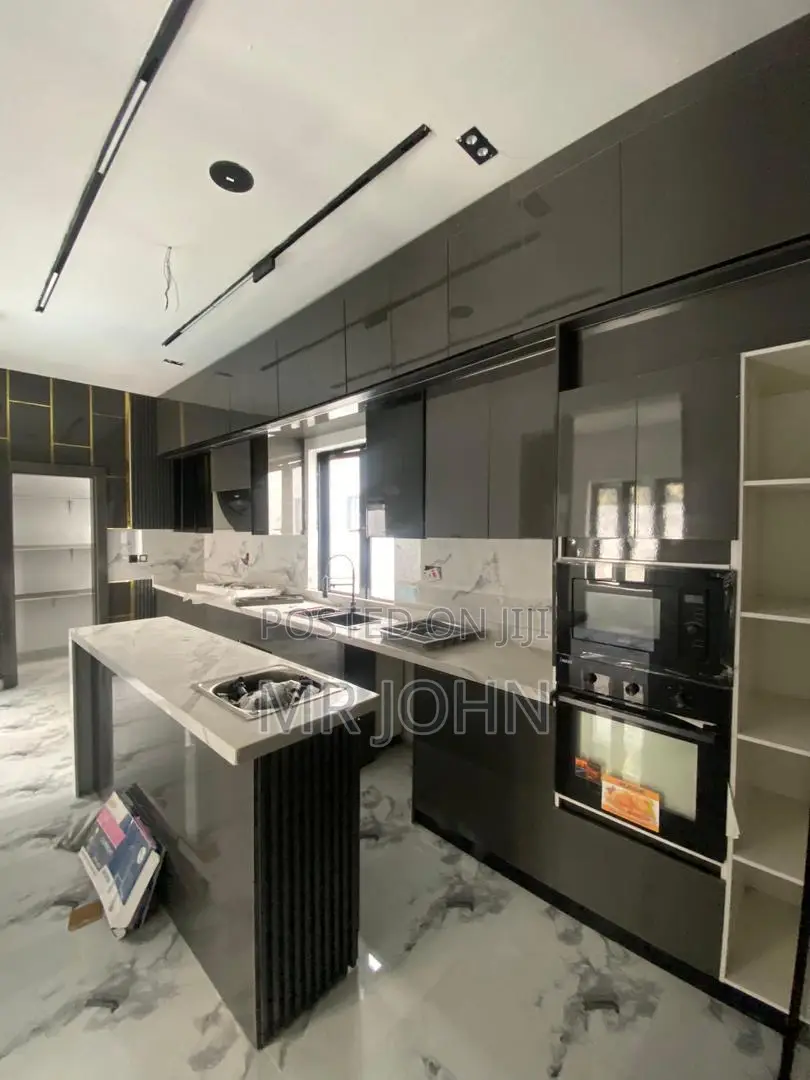 5bdrm House in De Man Pr, Lekki for sale