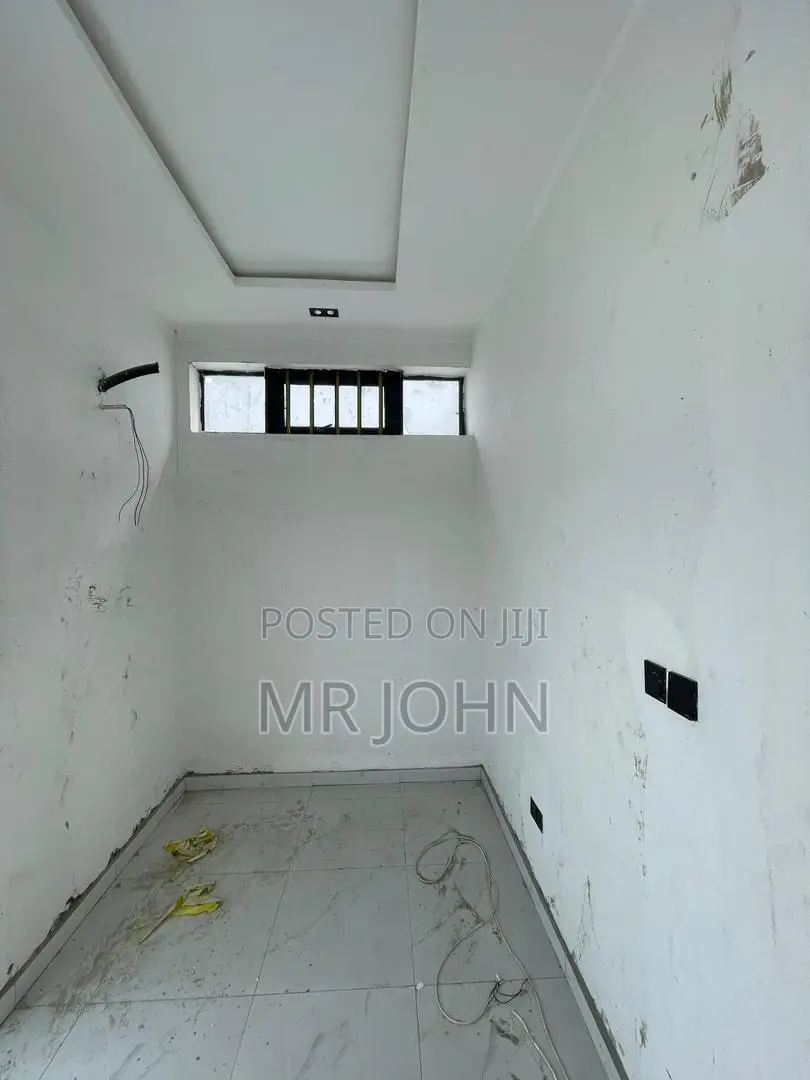 5bdrm House in De Man Pr, Lekki for sale