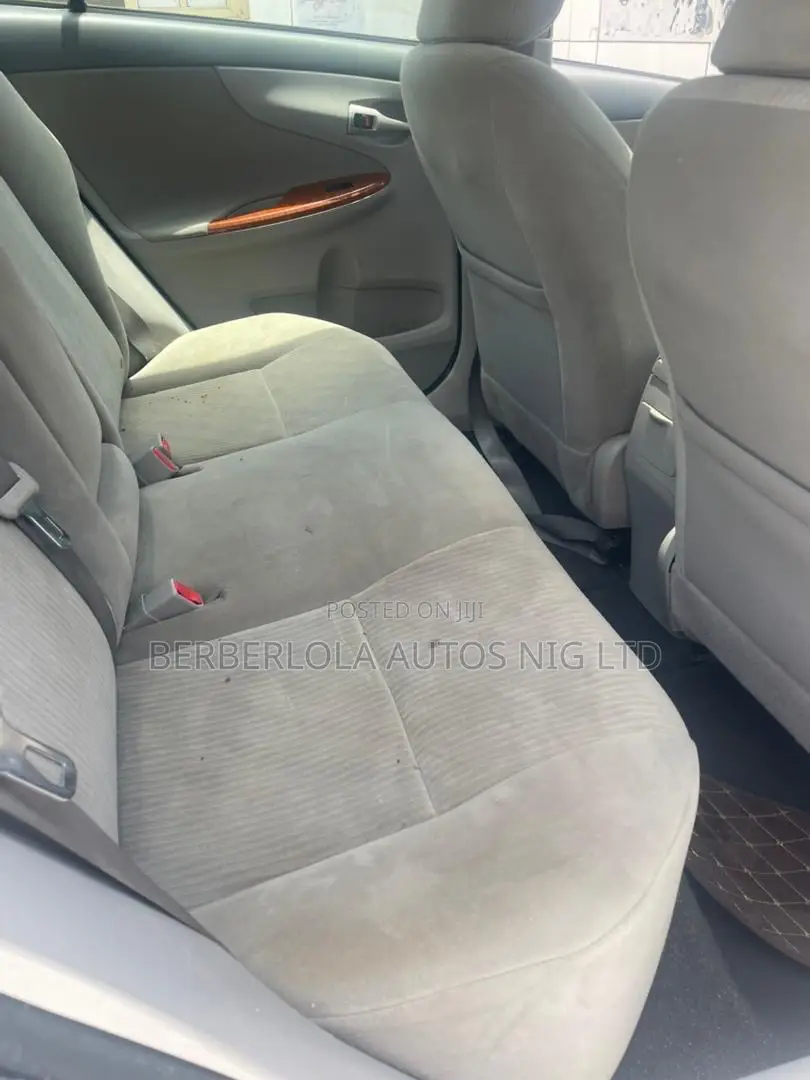 Toyota Corolla LE 4dr Sedan (1.8L 4cyl 4A) 2010 Silver