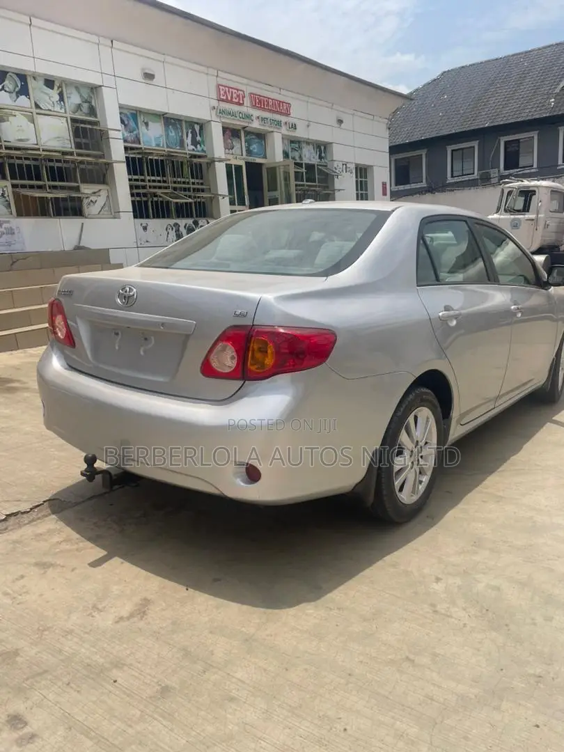 Toyota Corolla LE 4dr Sedan (1.8L 4cyl 4A) 2010 Silver