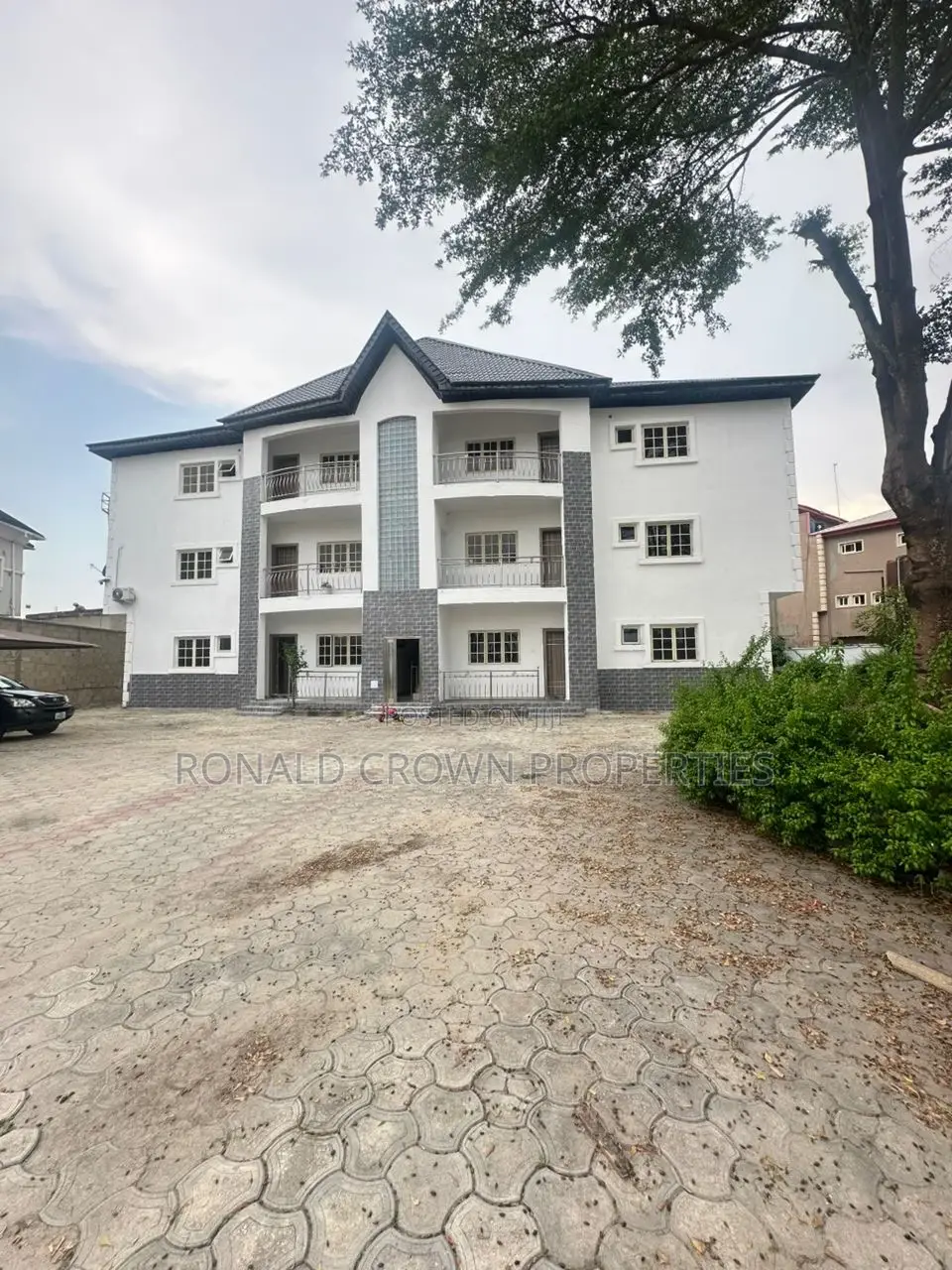 3bdrm Apartment in Ikota for sale