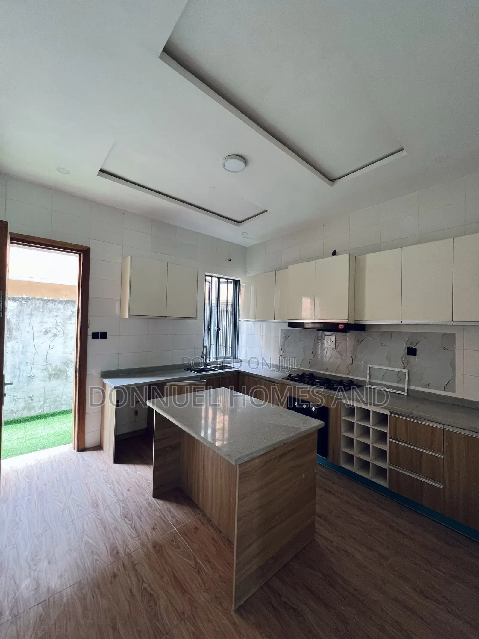 4bdrm Townhouse / Terrace in Off Lekki-Epe Expressway for rent
