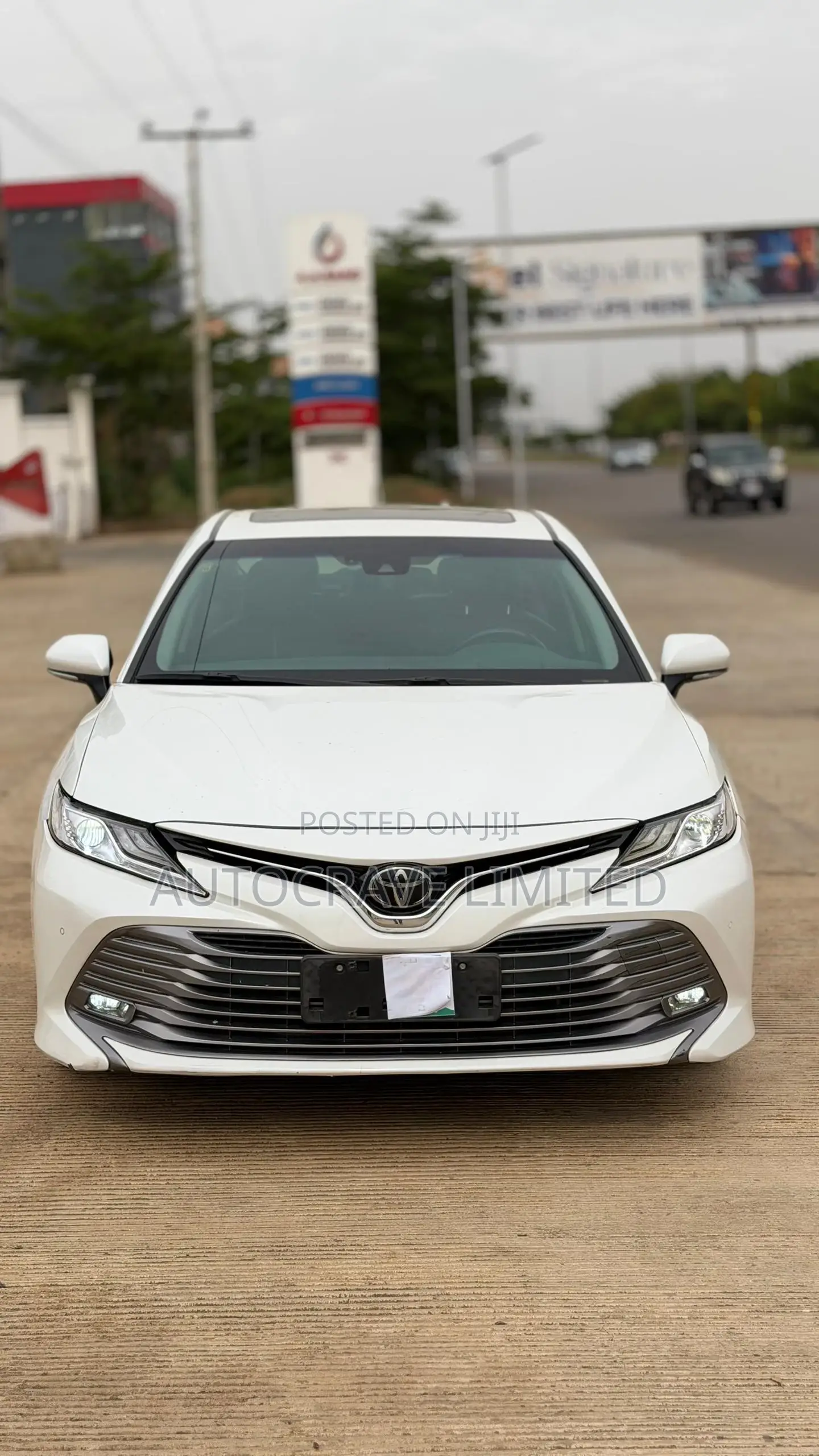 Toyota Camry XLE FWD 2020 White