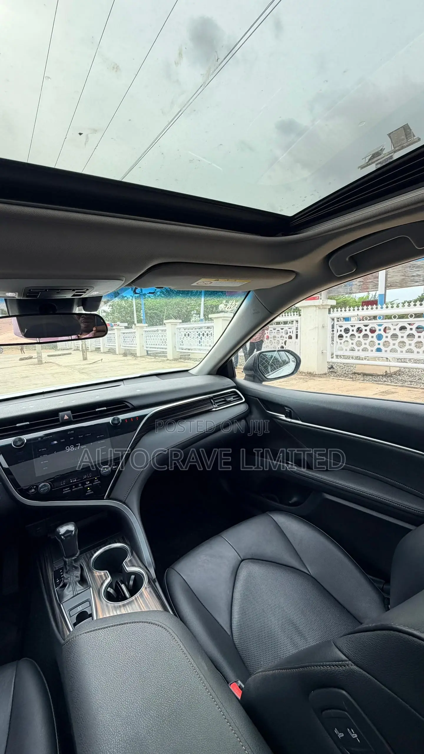 Toyota Camry XLE FWD 2020 White