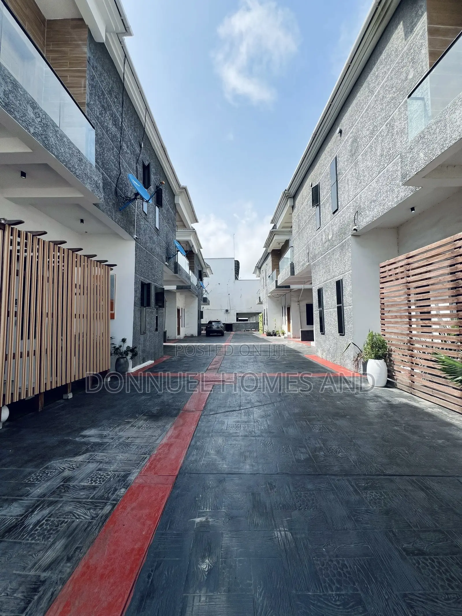 4bdrm Townhouse / Terrace in Off Lekki-Epe Expressway for rent
