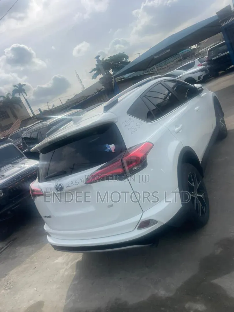Toyota RAV4 SE 4dr SUV AWD (2.5L 4cyl 6A) 2018 White