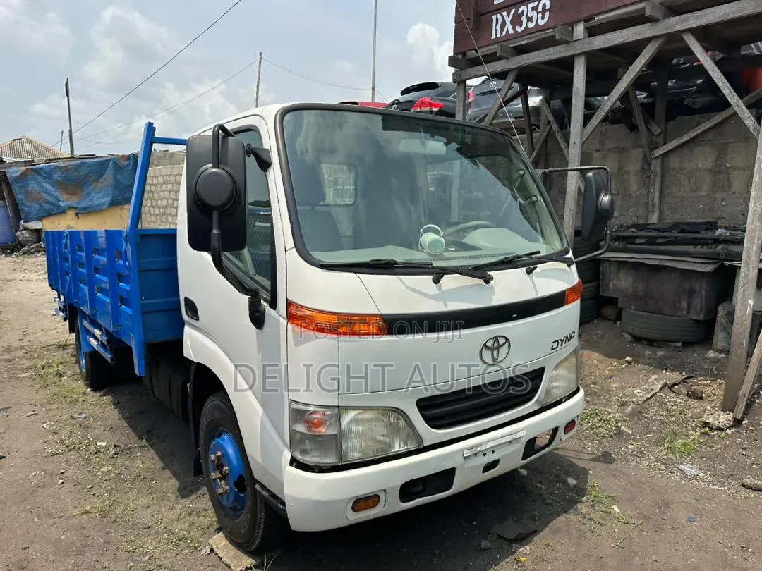 White Toyota Dyna 200