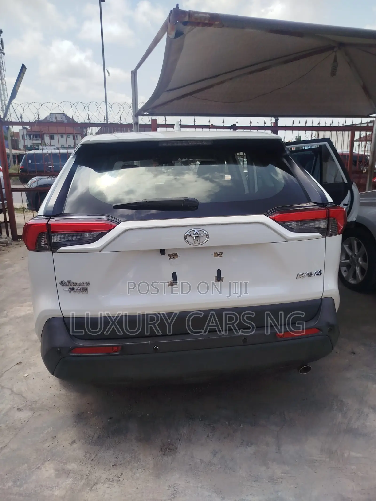 Toyota RAV4 2021 White